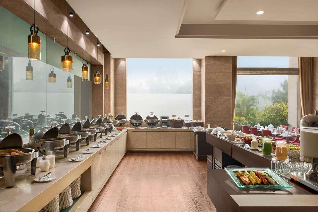 新德里皮坦普拉温德姆华美达酒店 餐厅 照片